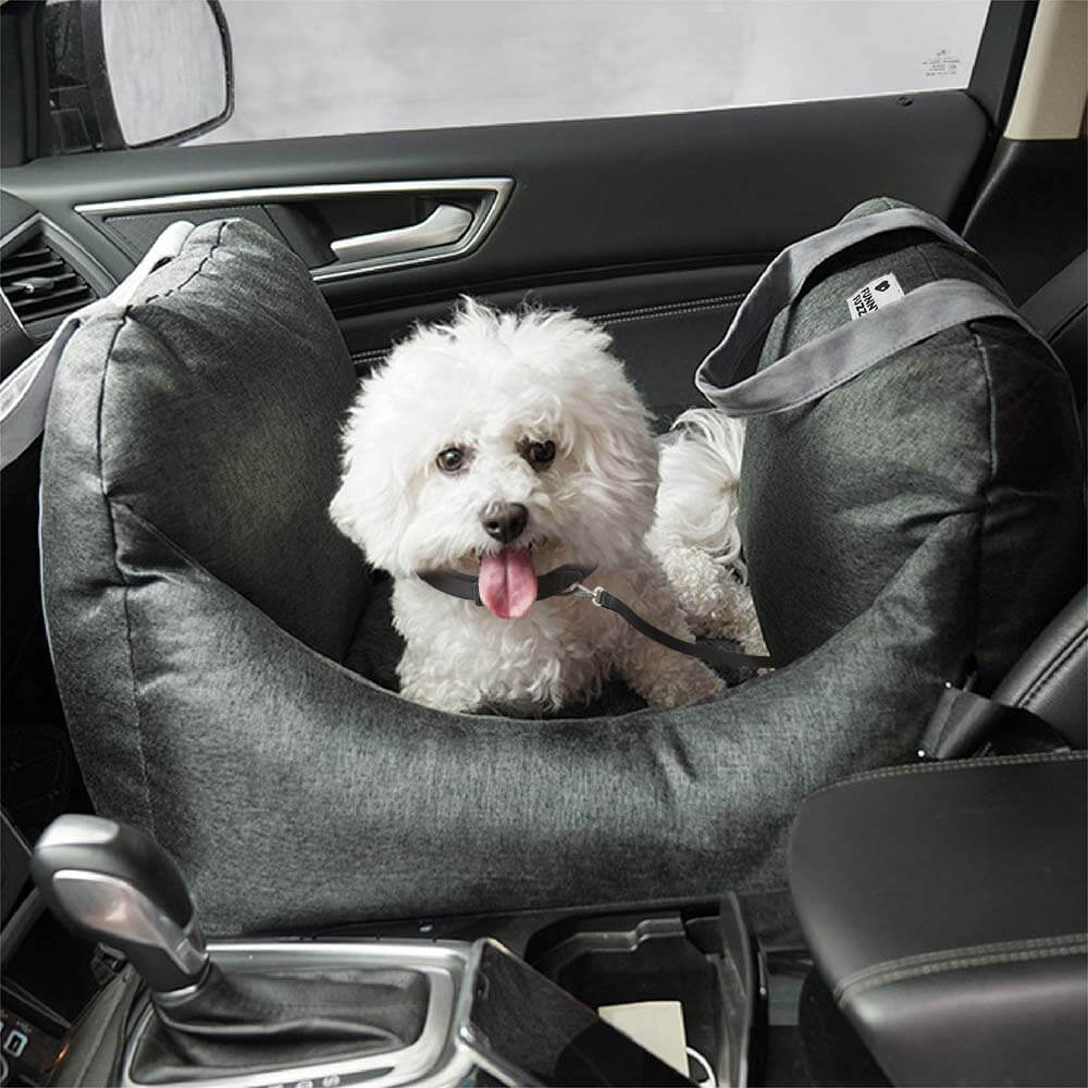 Hund schläft sicher im Autositzbett; ideal für lange Autofahrten, doppelbelegung möglich.