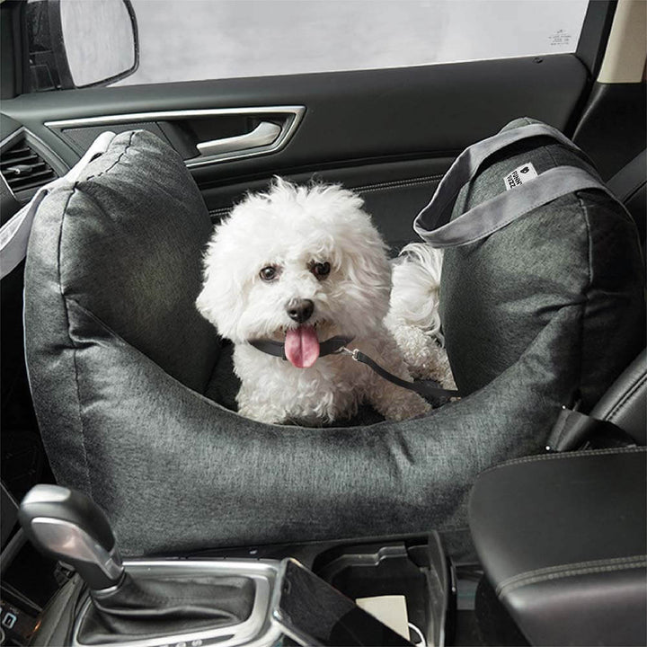 Hund schläft sicher im Autositzbett; ideal für lange Autofahrten, doppelbelegung möglich.