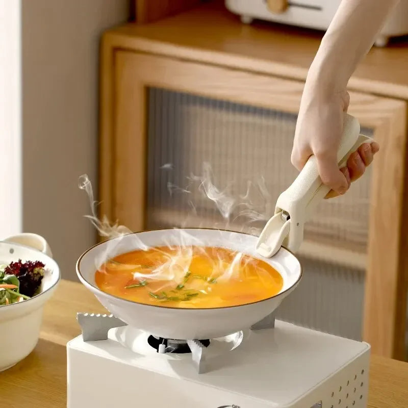 Ergonomischer Topfgriff aus Silikon bietet sicheren Anti-Hitze-Schutz beim Greifen von heißem Kochzubehör.
