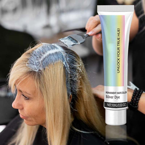 Anwendung der SilverLuxe Haarfarbe, um gelbstichiges Haar in kühles Silbergrau zu färben.