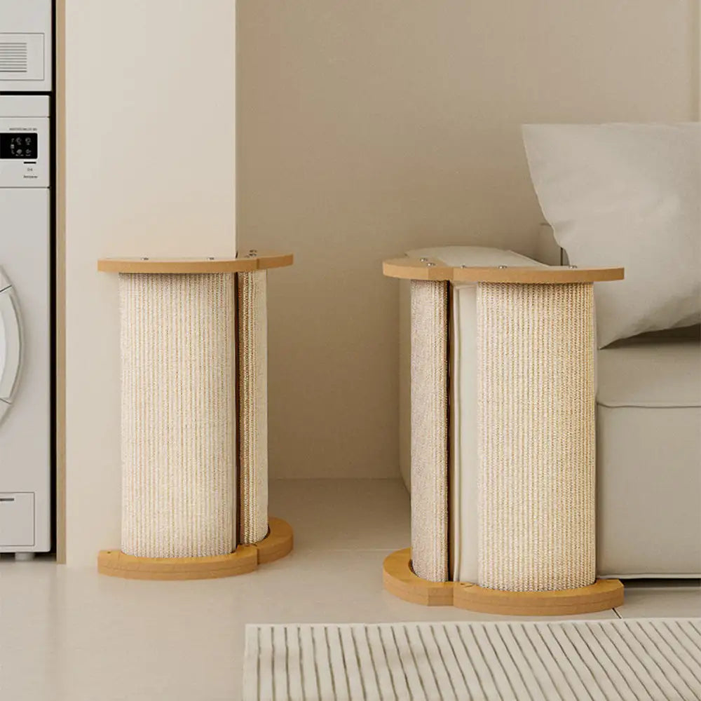 Sisal-Kratzbaum neben Sofa, unauffälliger Wandschutz & Katzenzubehör im Wohnzimmer.