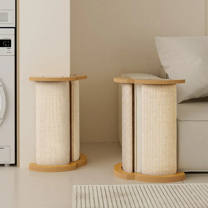 Sisal-Kratzbaum neben Sofa, unauffälliger Wandschutz & Katzenzubehör im Wohnzimmer.