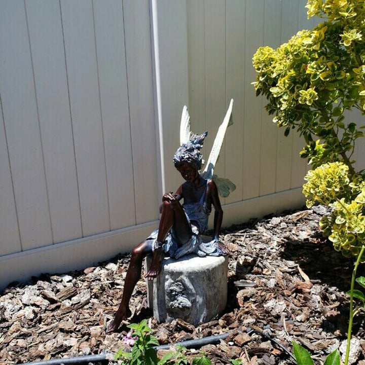 Anmutige sitzende Fee Elfe als Gartenstatue, verzaubert jeden Garten & Balkon mit Märchenflair.