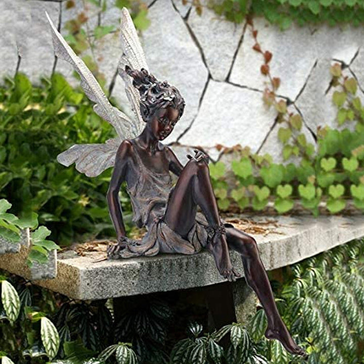 Märchenhafte sitzende Fee Skulptur als Gartendeko, ideal für Blumenbeete, Terrassen & Regale.