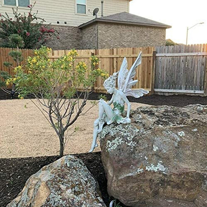 Sitzende Fee Gartendeko im Grünen, verschönert Teiche, Blumentöpfe & Blumenbeete im Garten.