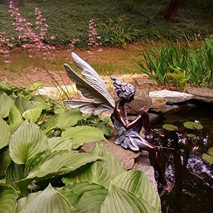 Dekorative sitzende Feenfigur aus wetterfestem Harz, eine charmante Elfen-Skulptur für Außenbereiche.