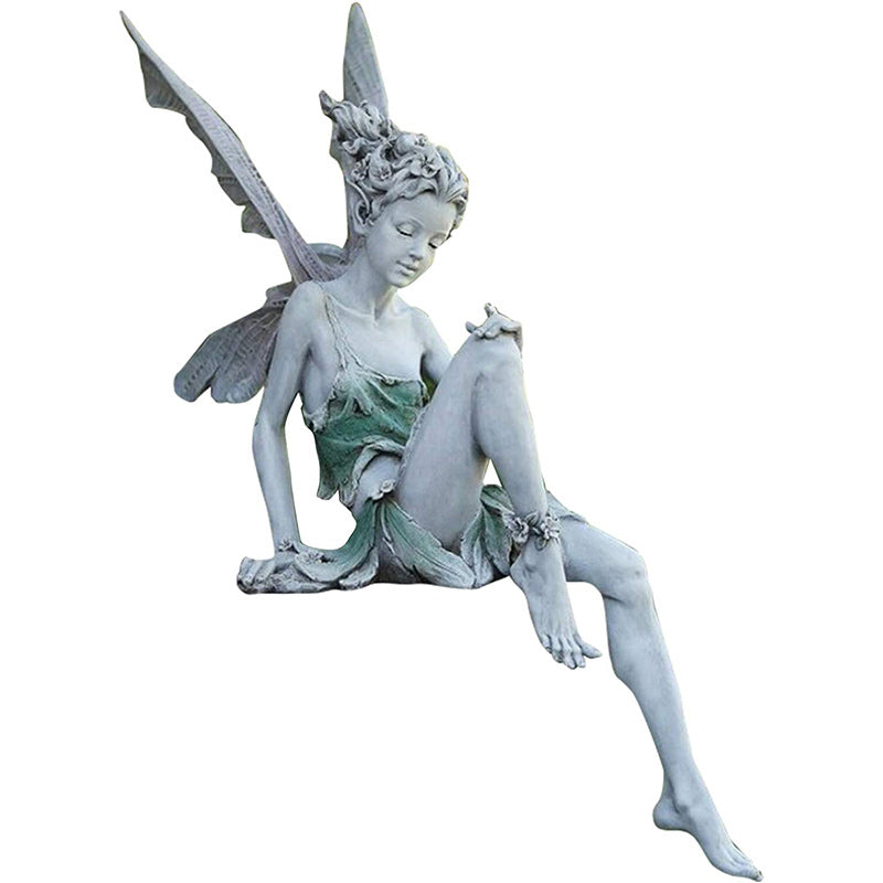 Einzigartige sitzende Fee Gartenstatue als Geschenkidee für Feenliebhaber und Gartenfreunde.