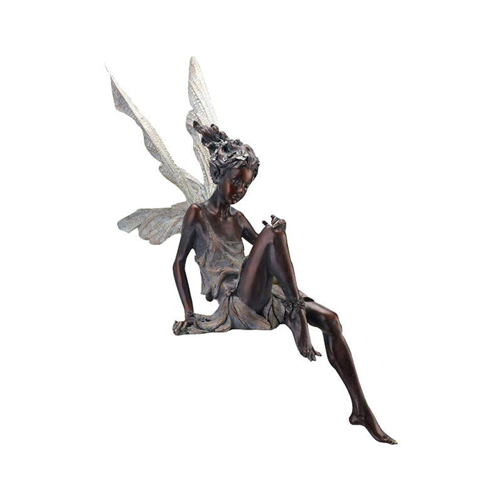 Verzaubernde sitzende Elfenfigur für den Garten, bringt magische Stimmung in Ihre Outdoor-Oase.