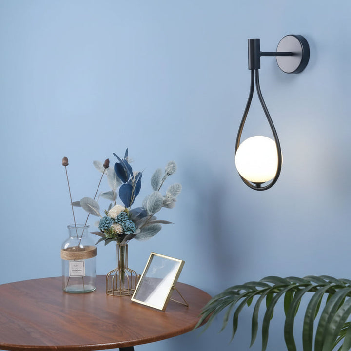 Goldene SKANDILUX LED-Wandleuchte, skandinavisch und modern, ideal als Wohnzimmerlampe.