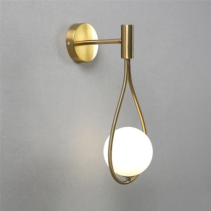 Silberne SKANDILUX LED-Wandleuchte, dekorative skandinavische Innenbeleuchtung für Eleganz.