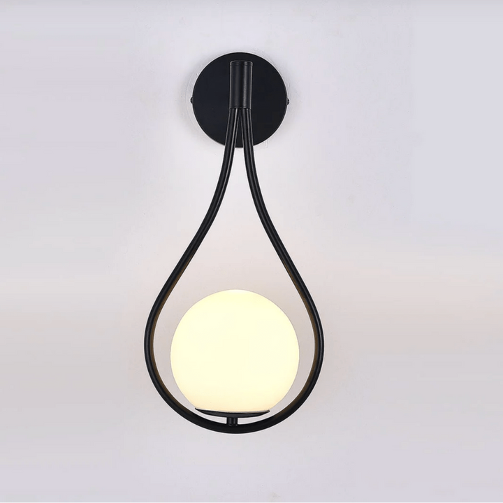 Goldene SKANDILUX LED-Wandleuchte, moderne Wohnzimmerlampe im skandinavischen Design.