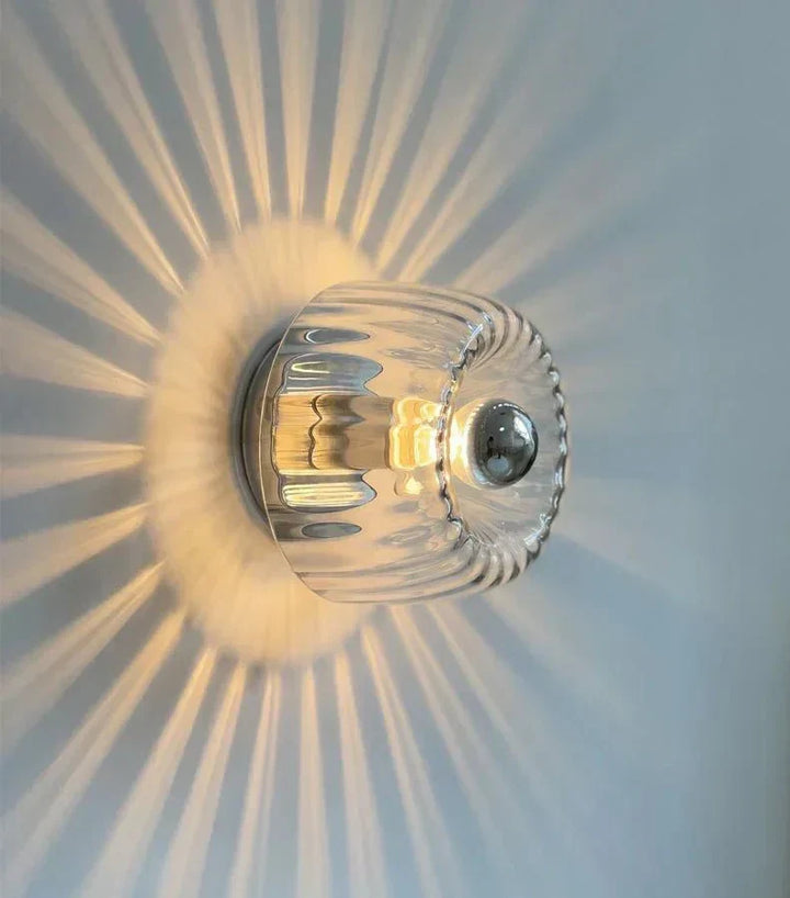 Glas- & Metall-Wandlampe, skandinavisch-modernes Bauhaus Design. Ideal als stilvolle Flurlampe.