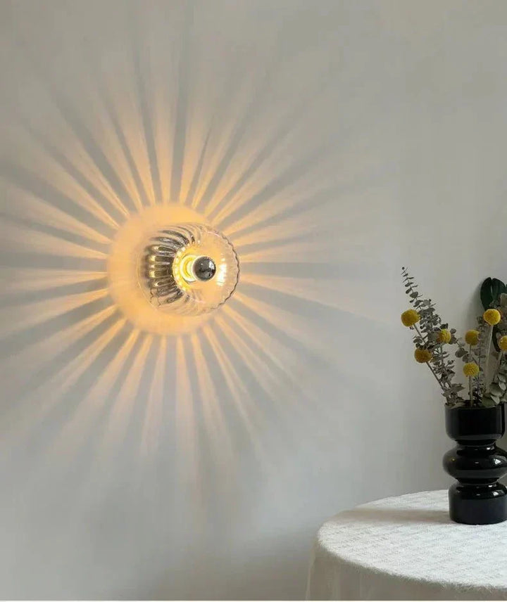 Hochwertige skandinavische Bauhaus Wandlampe, Metall und Glas. Eine moderne Designleuchte für Ihr Zuhause.