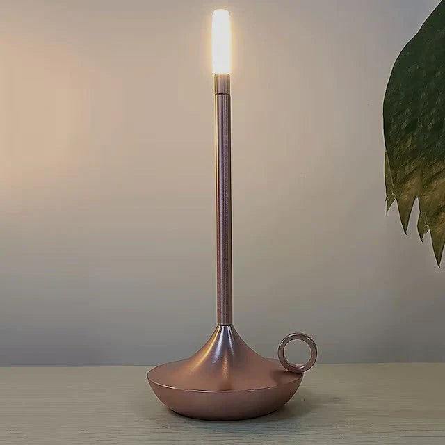 Minimalistische dimmbare Metall-Tischlampe im skandinavischen Stil, perfekt für modernes Wohnzimmer-Ambiente.