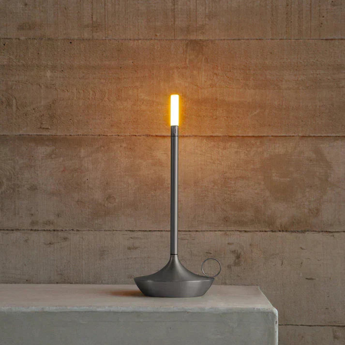 Dimmbare LED Tischlampe in skandinavischem Design, kabellos für warmes, einladendes Ambiente.