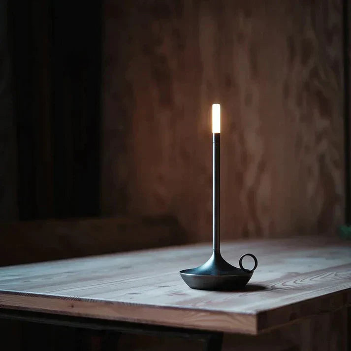 Elegante skandinavische Tischlampe, dimmbar und kabellos, als stilvoller Blickfang im Wohnzimmer oder Büro.