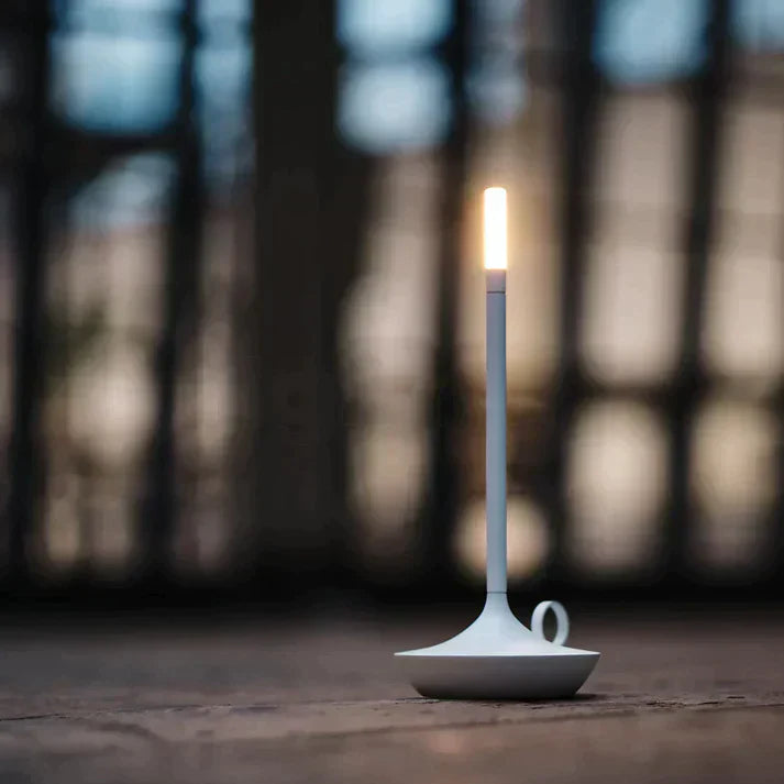 Moderne dimmbare skandinavische LED Tischlampe aus Metall, schafft gemütliches Licht für jede Dekoration.