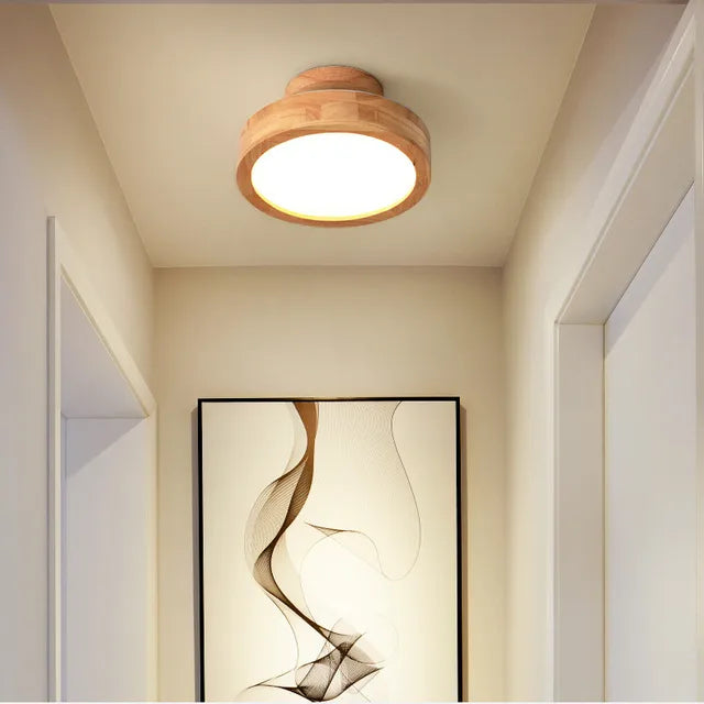 Skandinavische Holz Deckenleuchte für ein warmes, nordisches Ambiente im Wohnzimmer.
