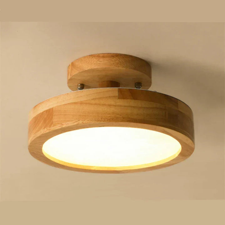 Moderne nordische Holzlampe als Deckenleuchte, rund, schafft gemütliches Raumlicht.