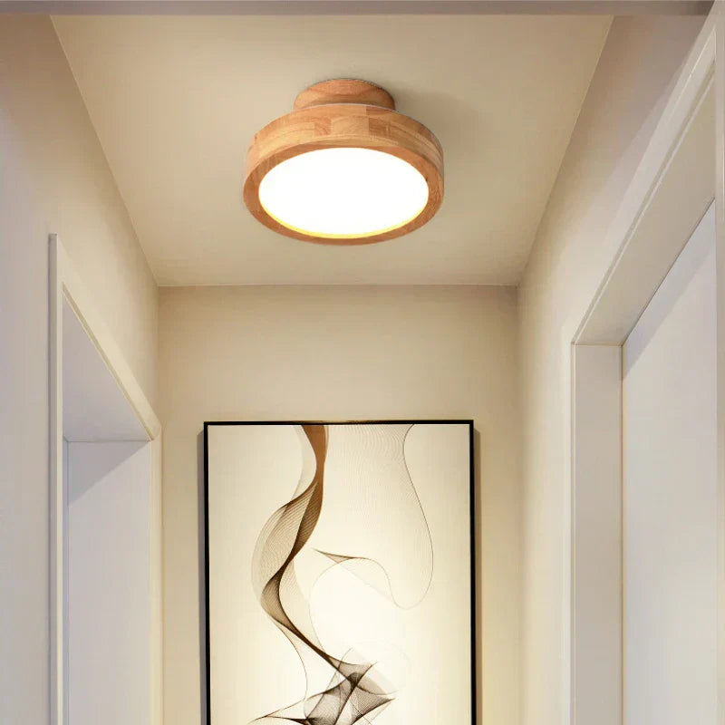 Schlichte, elegante nordische Holzlampe als Deckenleuchte für ein helles Wohnambiente.