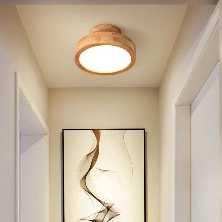 Schlichte, elegante nordische Holzlampe als Deckenleuchte für ein helles Wohnambiente.