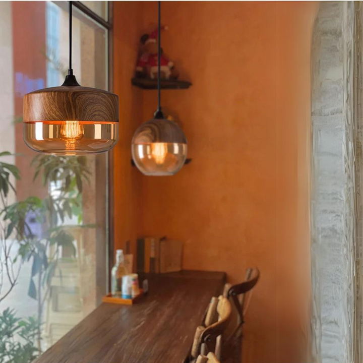 Schlanke skandinavische Pendelleuchte aus Holz & Glas, minimalistisches Lichtdesign.