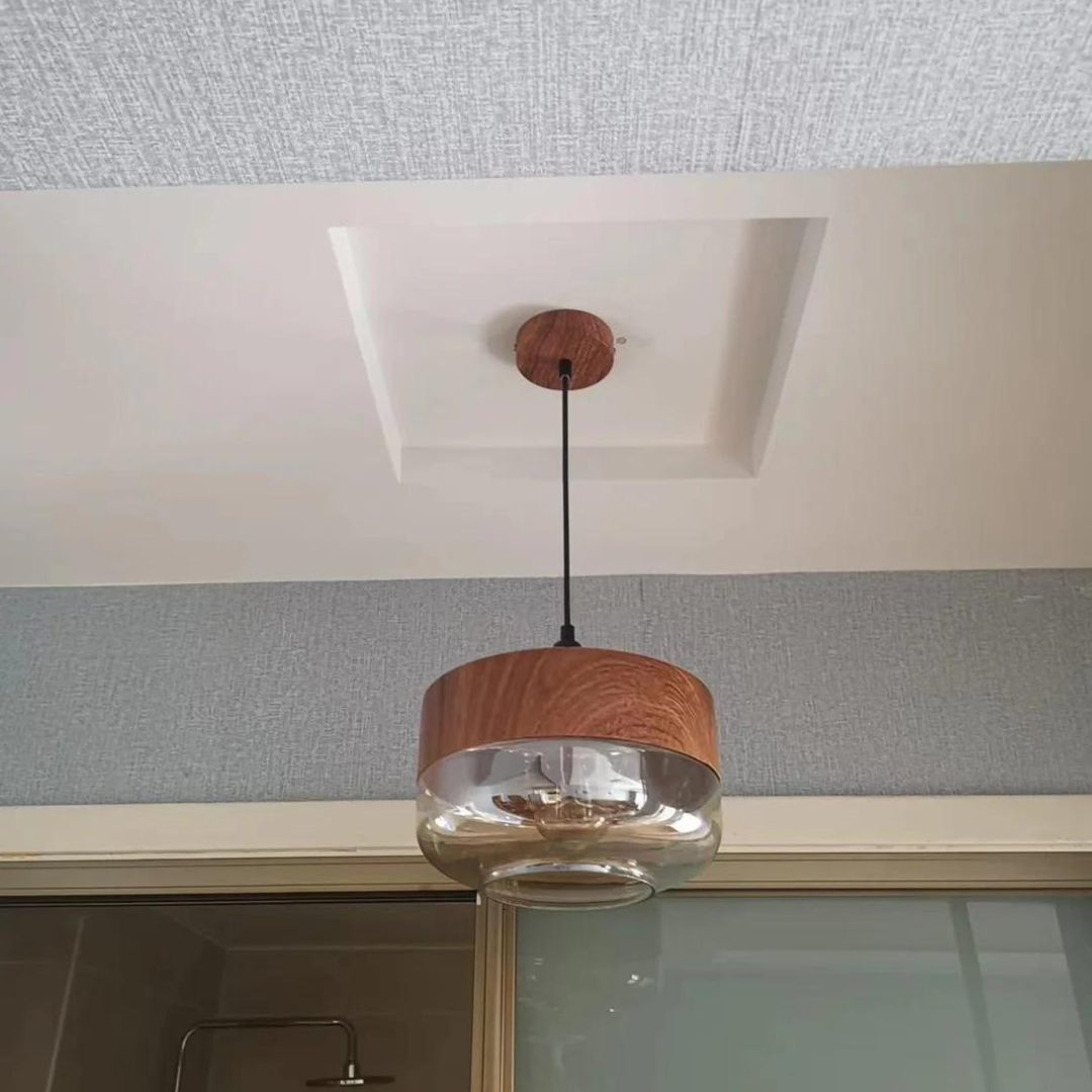 Skandinavische Deckenlampe, Holz, für ein stilvolles und gemütliches Wohndekor.