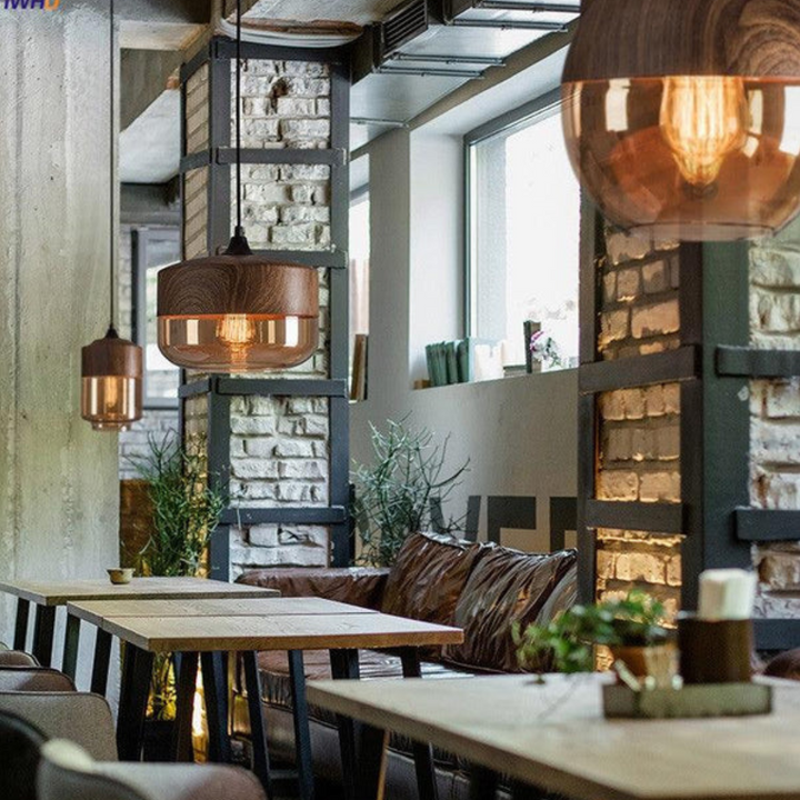 Skandinavische Holz-Pendelleuchte im modernen Wohnzimmer, schafft gemütliche Beleuchtung.
