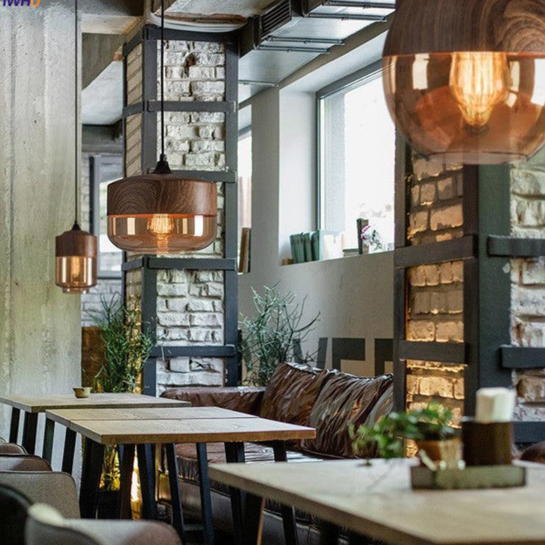 Skandinavische Deckenleuchte aus hellem Holz, kombiniert mit Glas, für ein natürliches, modernes Wohngefühl.