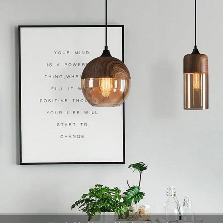 Moderne Holz-Deckenleuchte NordLuna mit klarer Glasabdeckung, ideal für skandinavisches Interieur.