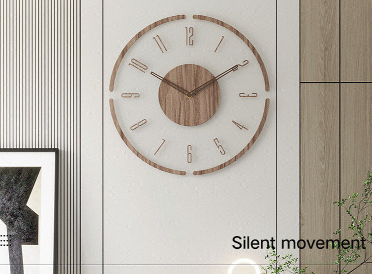 Runde skandinavische Wanduhr aus hellem Naturholz mit feiner Maserung, perfekt für eine warme, natürliche Wohndekoration.