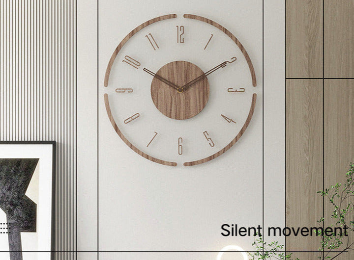 Runde skandinavische Wanduhr aus hellem Naturholz mit feiner Maserung, perfekt für eine warme, natürliche Wohndekoration.