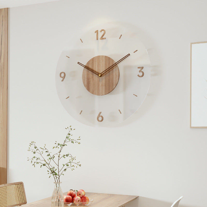 Runde skandinavische Holzuhr "WoodWave" mit klaren, minimalistischen Zeigern und Ziffern für präzise Zeitanzeige.