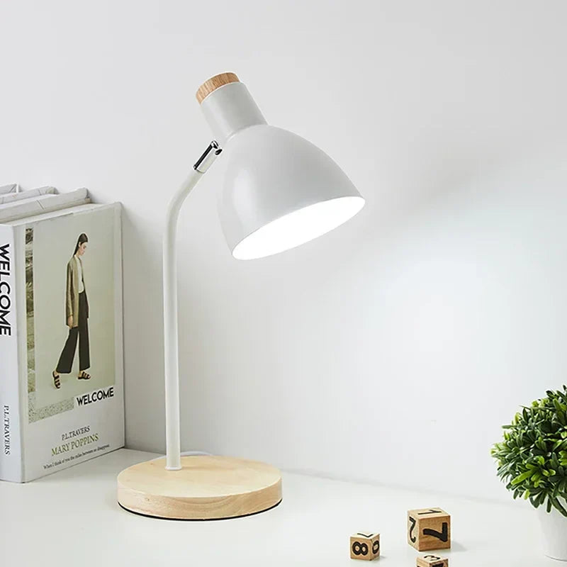 Skandinavische Holztischlampe aus hellem Holz und schwarzem Metall. Moderne Schreibtischlampe mit LED-Beleuchtung.