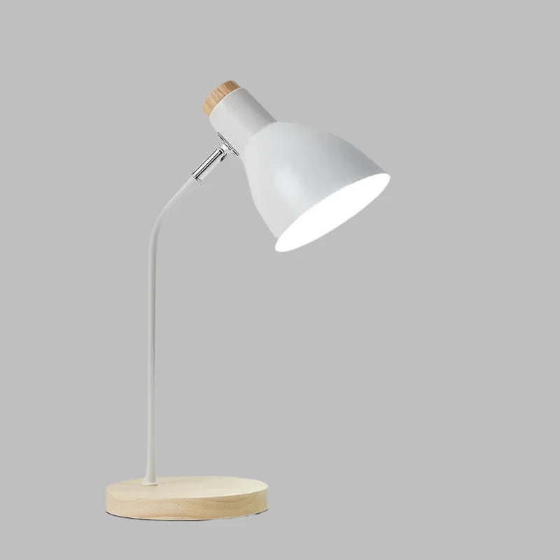 Elegante Holztischlampe im skandinavischen Stil, ideal als Nachttischlampe oder Leselampe im Wohnzimmer.