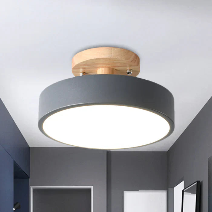 LED-Deckenleuchte aus Holz und Metall in skandinavischem Design. Ideal für Wohnzimmerbeleuchtung.
