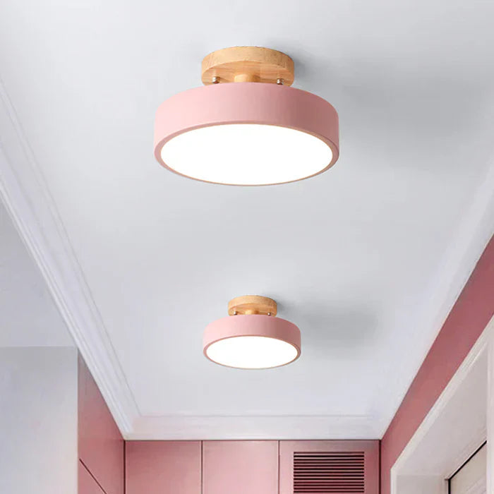 Hochwertige, moderne LED-Deckenleuchte im Skandi-Design. Holz-Metall-Mix für ein warmes Licht.