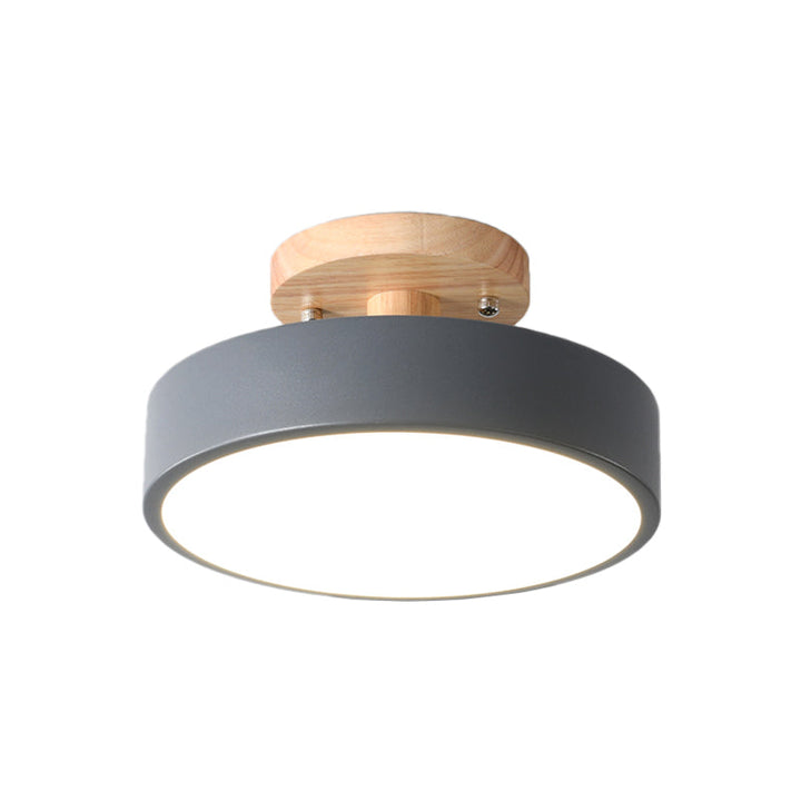 Schlichte skandinavische LED-Deckenleuchte in Trommelform. Effiziente Beleuchtung für Flur & Eingang.