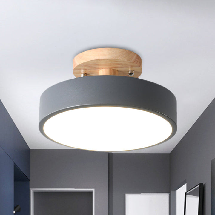 Weiße, energieeffiziente LED-Deckenleuchte in skandinavischer Trommelform für Flur & Eingang.