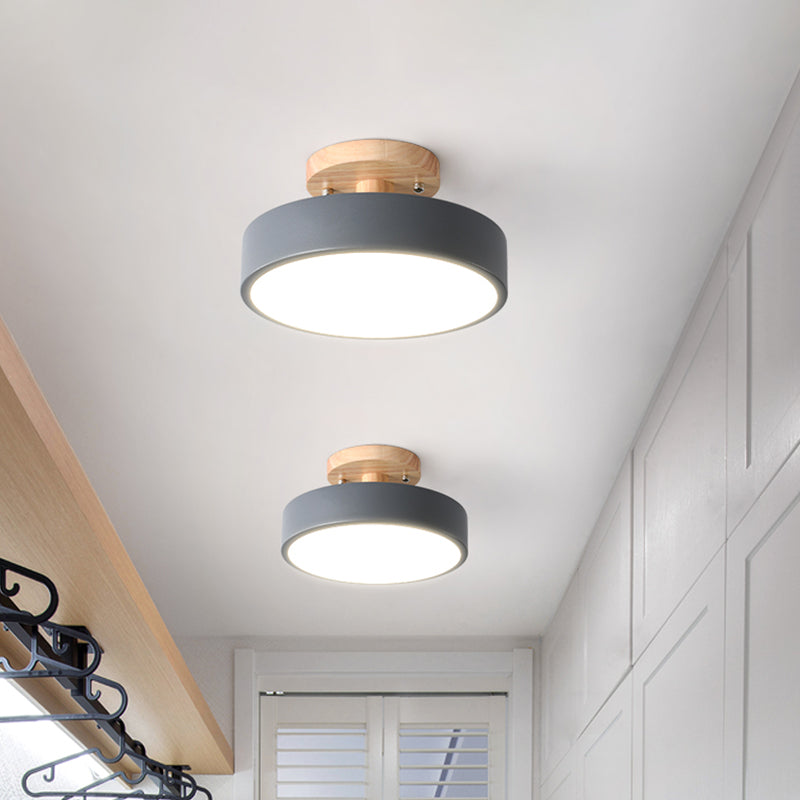 Moderne, energieeffiziente LED-Deckenleuchte. Skandinavisches Design in Trommelform für Flur.