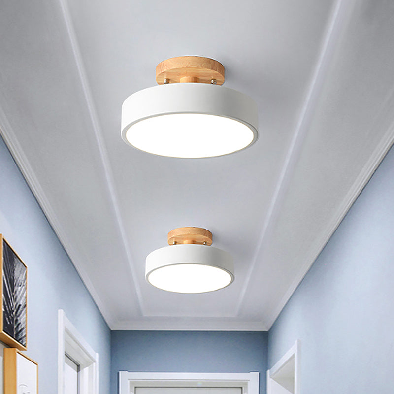 Helle Flurbeleuchtung: Skandinavische LED-Deckenleuchte in moderner Trommelform, energieeffizient.