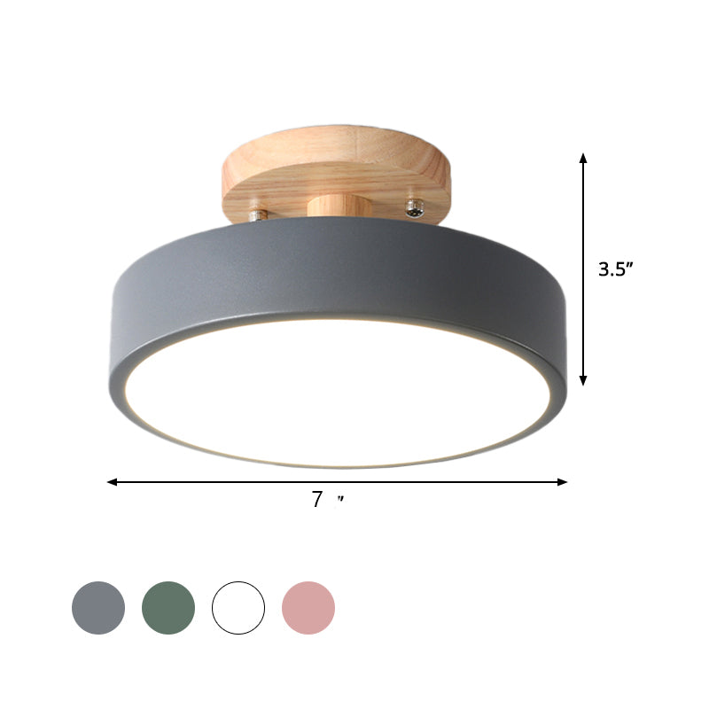 Weiße skandinavische LED-Deckenleuchte. Trommelform, ideal für Flur & Eingang, energieeffizient.