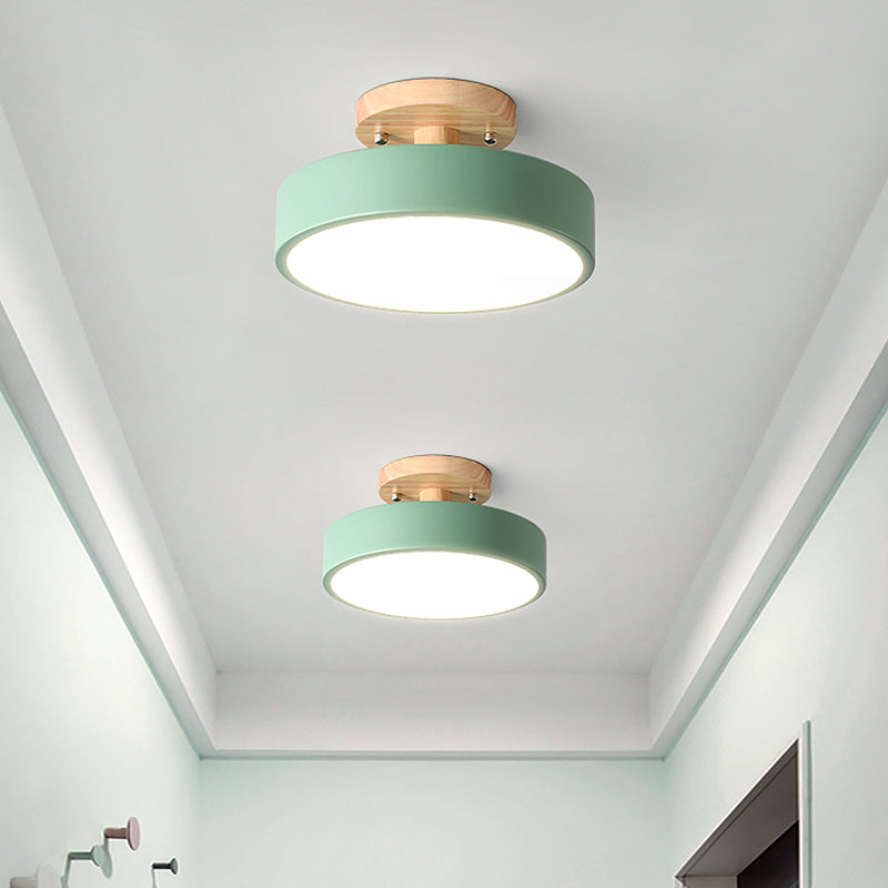 Designlampe: Skandinavische LED-Deckenleuchte Trommelform. Moderne Innenbeleuchtung für Flur & Eingangsbereich.