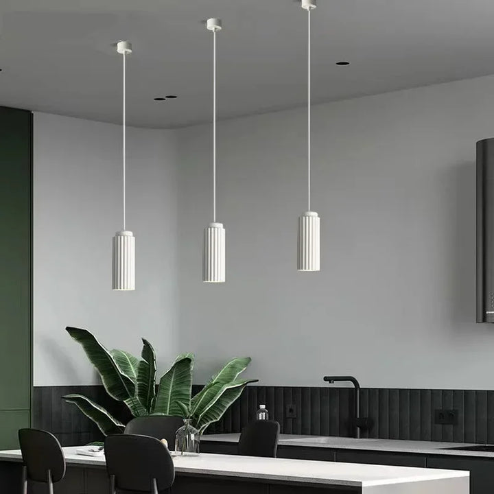 Elegante skandinavische LED-Pendelleuchte im Wohnzimmer, schafft ein warmes, modernes Ambiente.