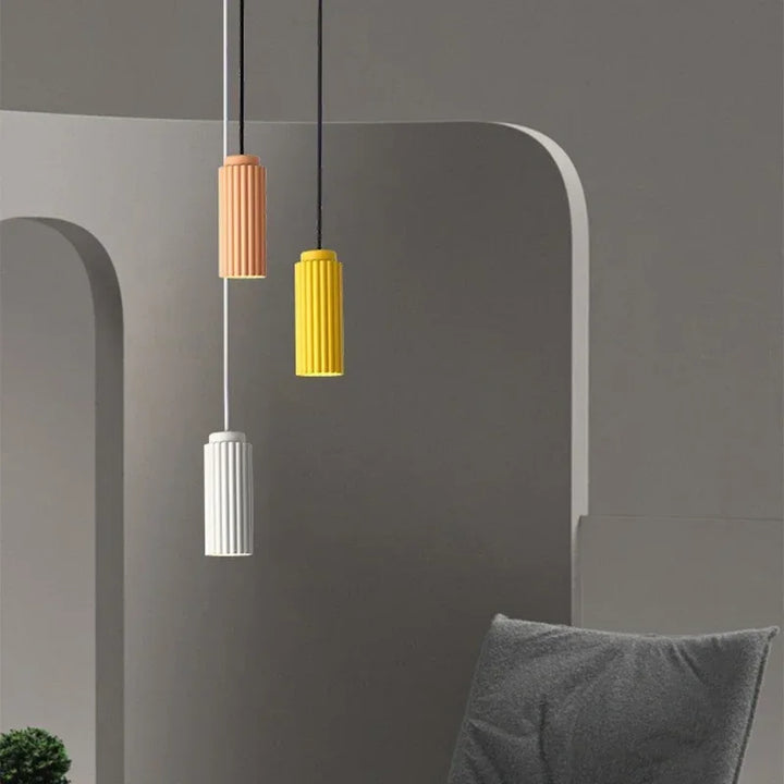 Moderne LED-Hängelampe über Esstisch, skandinavischer Stil, ideal für Esszimmer Beleuchtung. Metall & Glas.