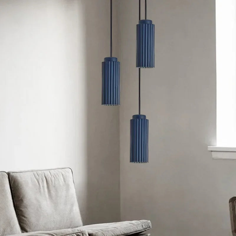 Nahaufnahme der skandinavischen LED-Hängelampe, zeigt das schlanke Metall- und Glasdesign der modernen Deckenleuchte.