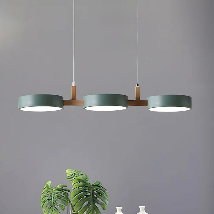 Skandinavische LED-Hängeleuchte, modern, kombiniert Holz & Metall für stilvolles Wohnen im Esszimmer.