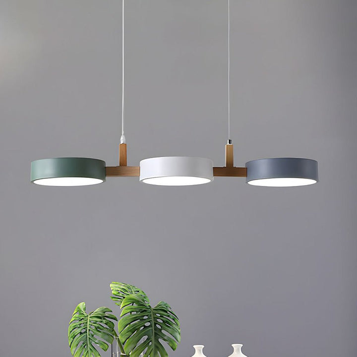 Moderne skandinavische Hängeleuchte mit LED, aus hochwertigem Holz & Metall, perfekt für Wohnzimmer.