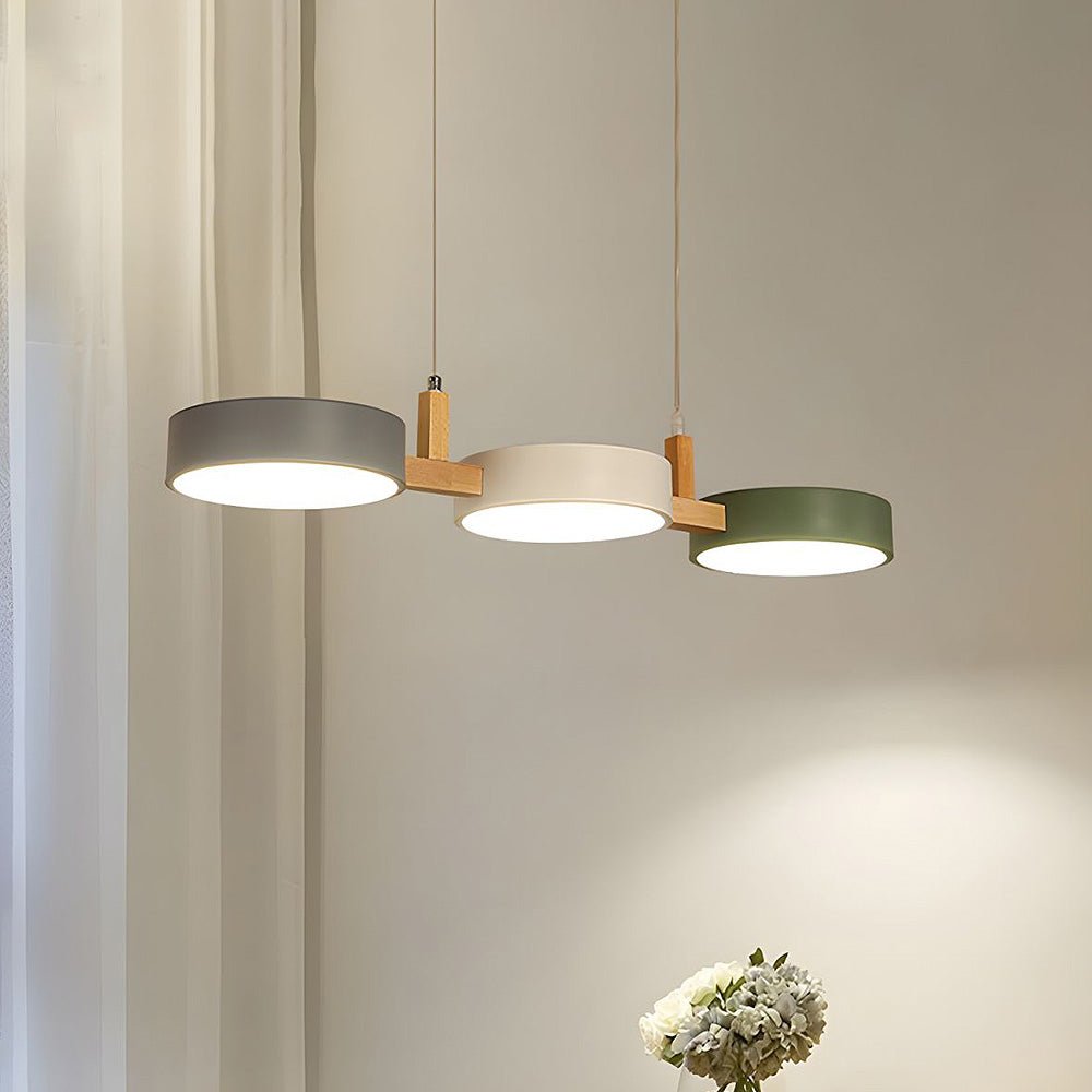 Stilvolle LED-Deckenlampe skandinavisch, Holz & Metall-Design, beleuchtet Esstisch oder Kücheninsel.