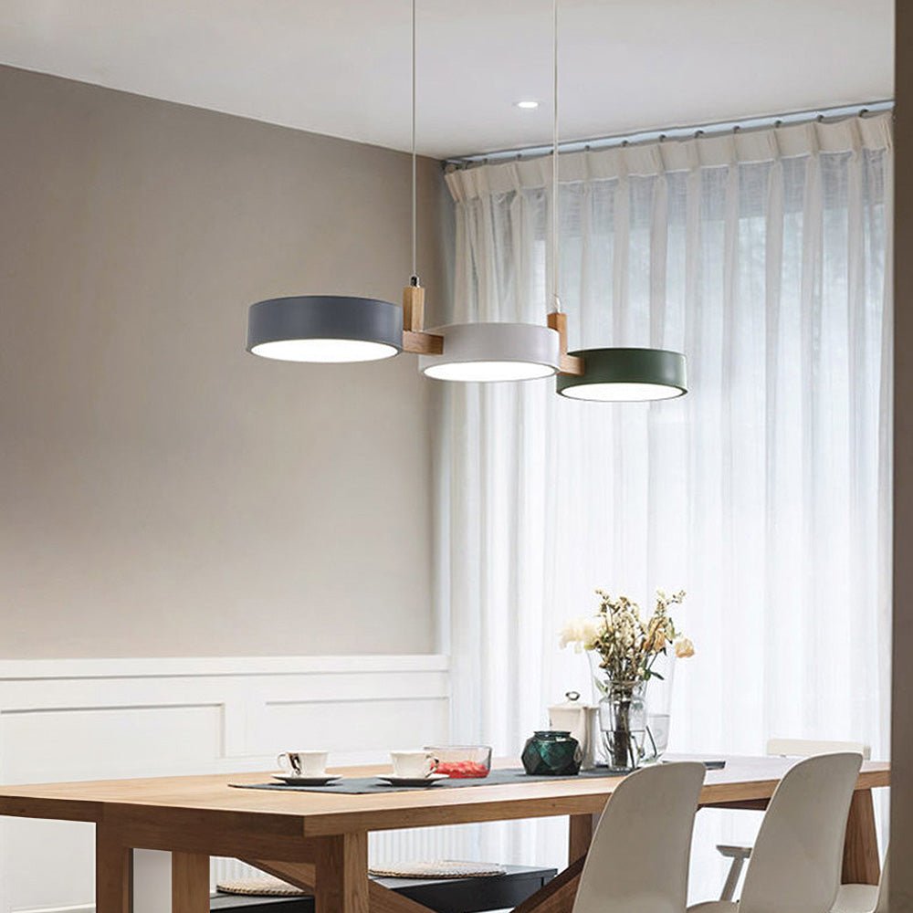 Minimalistische skandinavische LED-Lampe, Pendelleuchte aus Holz & Metall, für moderne Innenbeleuchtung.